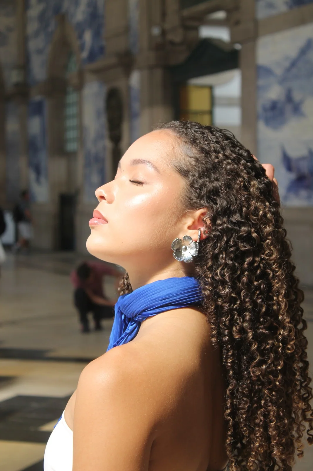 Retrato feminino com luz natural e vestido azul